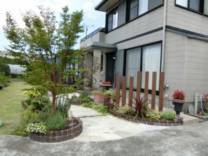 植栽を楽しみながら通れるエントランス