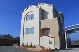 建物と美しく調和　風格あるエクステリア