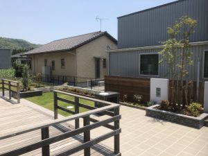 デッキからつながるアウトドアリビング