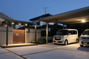 ライティングで表情が変わる、重厚なファサード