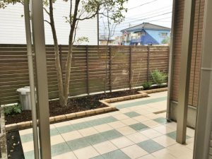 雑草からタイルテラスへ