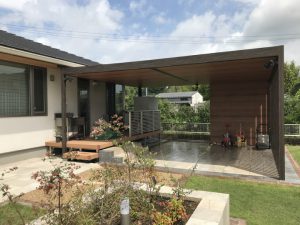 ホームヤードルーフが作り出す庭リビング