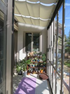 多肉植物に囲まれる、奥様の趣味の小部屋をガーデンルームで実現‼