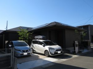 敷地が狭いので、駐車場にもなるお庭スペースを考えて‼