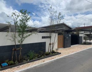 自然石と白壁が調和するクローズスタイル