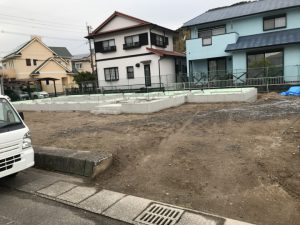 人工芝とタイルテラスの新築外構が完成しました。