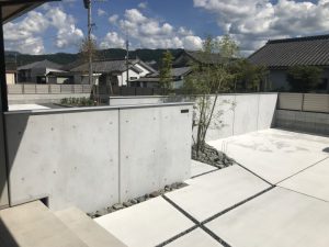 植栽と人工芝の緑を引き立てる　シンプル外構