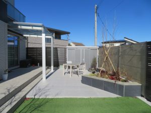 大切なスペースは、砕石敷ようやく、家族の素敵なランチスペースに！！