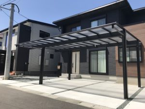 雨に濡れないアプローチとカーポート