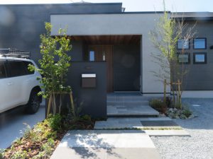 モノトーンに仕上げた新築外構．デッキと人工芝でアウトドアを楽しもう！