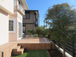 使わなかった既存のテラスを利用して、使うお庭にしました