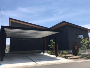 シャープなカーポートと自然の融合