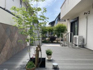 広々としたウッドデッキ