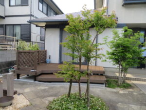 古くなった木製デッキのリニューアルに、木目樹脂デッキとフェンスをご提案