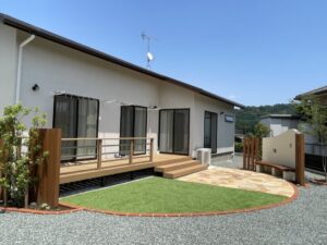 アールデザインにベンチがあるお庭