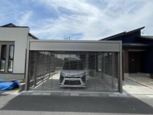 重厚感ある駐車場へ