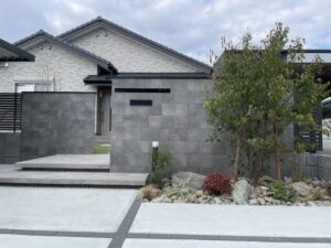 グレーを基調とした門周り