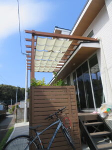 大好きなお花に囲まれて、お茶をするために日除けスペースを