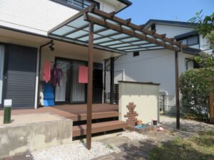 古くなった木製デッキを、ノーメンテの樹脂デッキにかえました