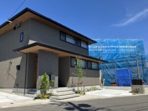 張り出し階段とアオダモと割栗石が印象的なエクステリア