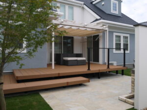 広々としたデッキとパーゴラでバーベキュー