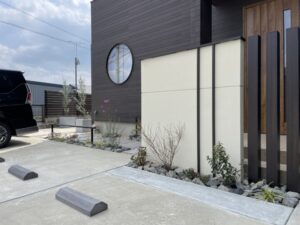 北玄関を明るく、目隠し