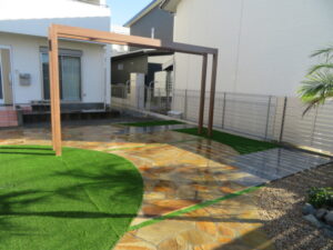 手つかずのお庭のリフォーム　　ノーメンテの集えるお庭に！