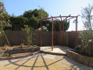 植木が育ちにくく、カヤが多くて困っていた、お庭のリガーデンのご紹介です