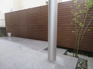 プライベート空間を確立し、タイルテラスも広くしました