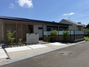 浮遊感のある張り出し階段でおしゃれなアプローチに　～都城市N様邸～