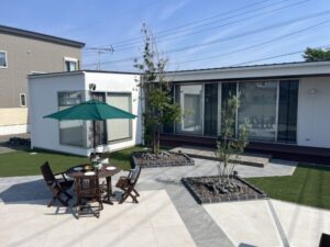 床のコントラストが印象的なプライベートガーデン