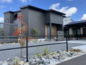 プラスGの縦格子が際立つ新築外構　～都城市H様邸～