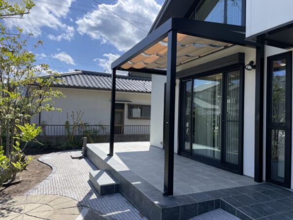 劣化したウッドデッキを一新し、見違えるお庭に