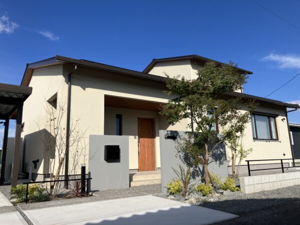 植栽の映えるスタイリッシュなアプローチへ　～都城市　N様邸～